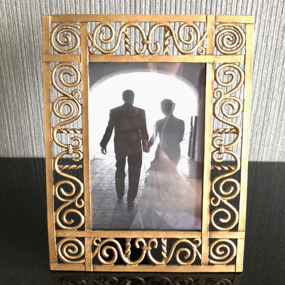 💢 SOLD💢 ELSA METAL BORDER PICTURE FRAME💢 SOLD💢